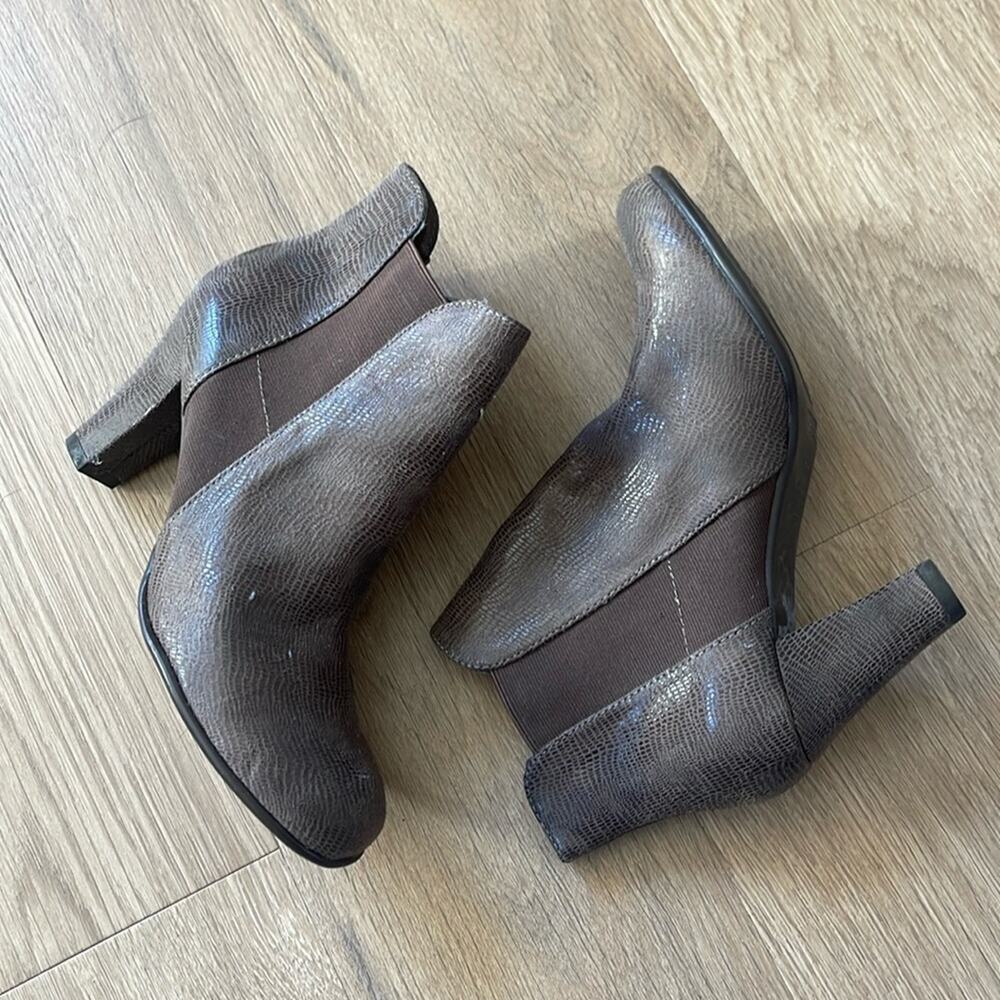 AEROSOLES A2 Sirole Along Tan Snakeskin Textured Faux Leather Heeled Booties 7.5